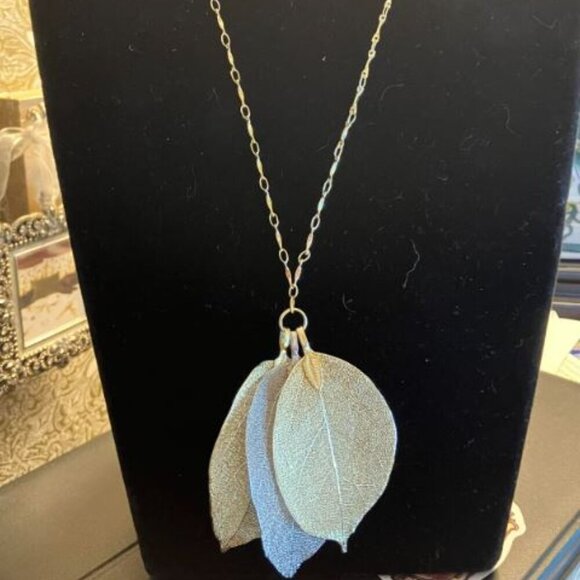 Handcrafted Gold-tone and -Silver-tone "Seasons" Necklace of Shimmering … - Picture 7 of 10
